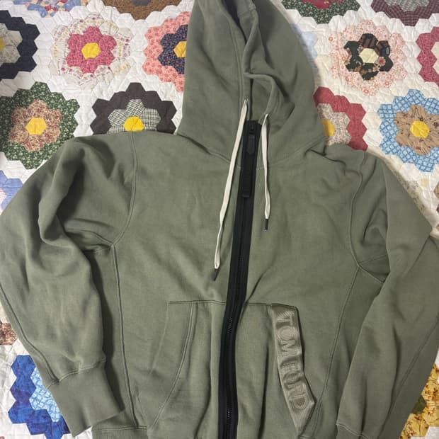 정품 톰포드 가먼트다잉 콘트라스트 후드집업 티셔츠 카키라