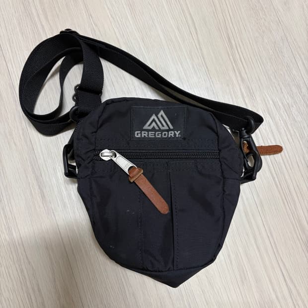 그레고리 퀵 포켓 크로스백