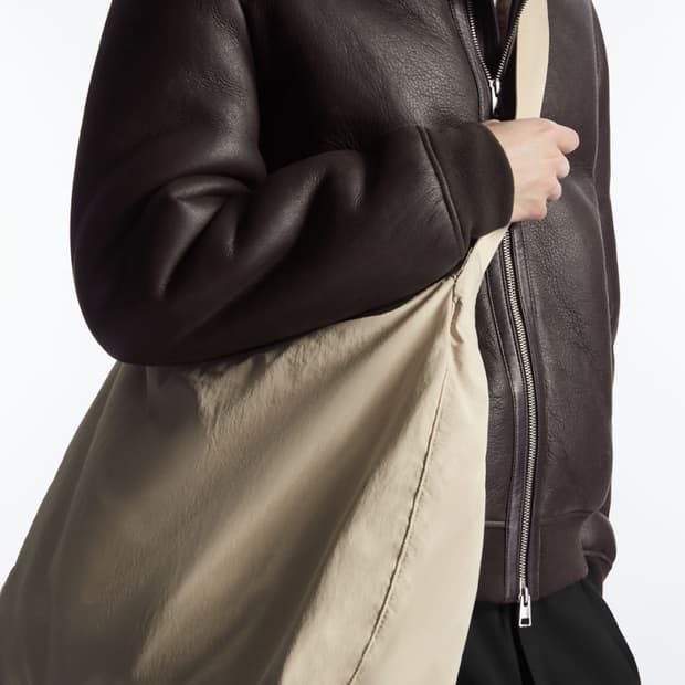 코스 슬라우치 나일론 메신저백