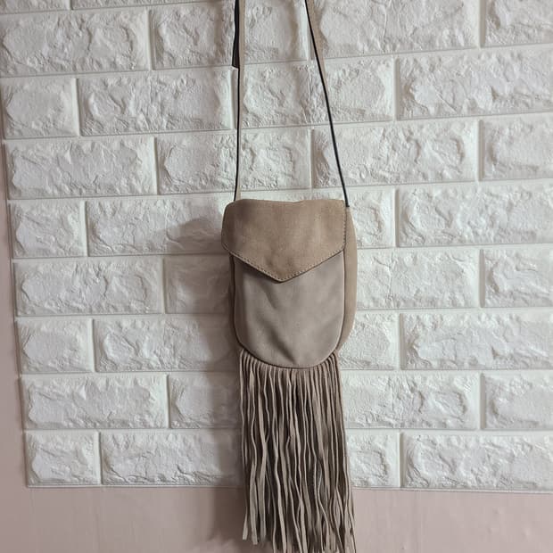 망고 스웨이드 태슬 미니 크로스백
