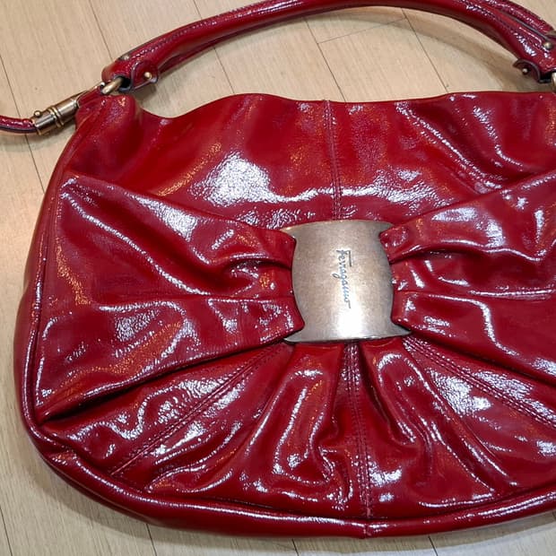 페라가모 레드 에나멜 숄더백