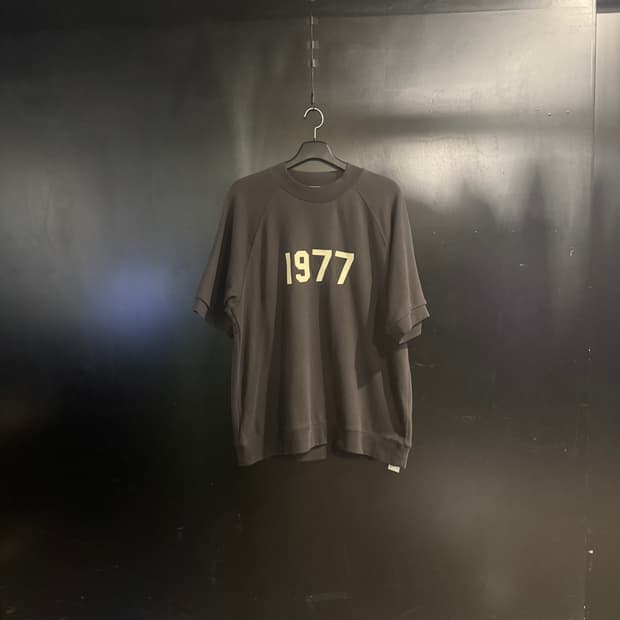 에센셜 1977 숏슬리브 래글런 크루넥 스웨트셔츠