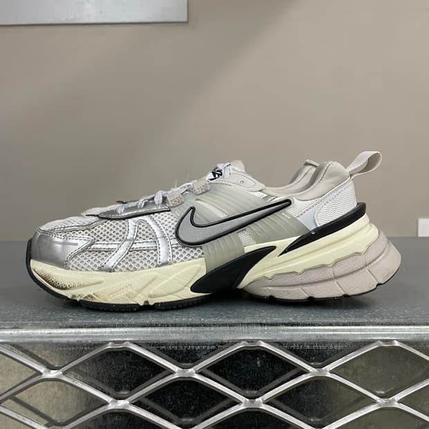 나이키 V2K 런 서밋 화이트 메탈릭 실버 235