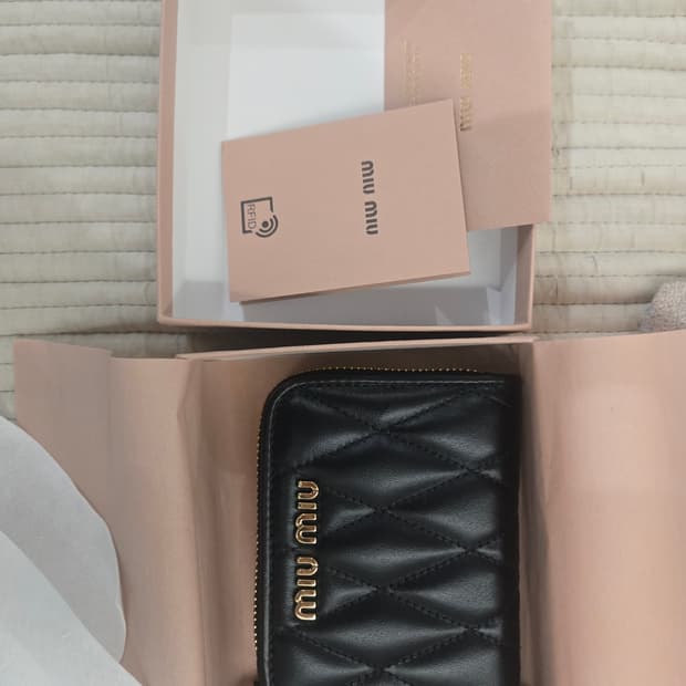 미우미우 5mm268 동전지갑 팝니다