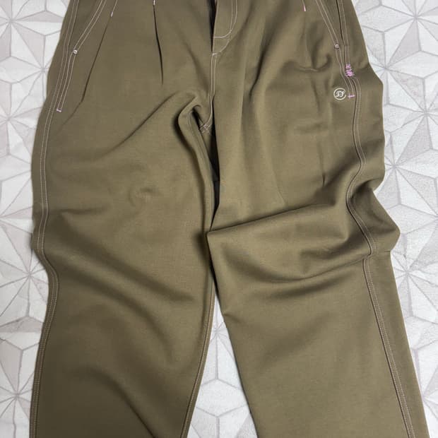 아더에러 브라운 색상 치노팬츠 A5 커브드