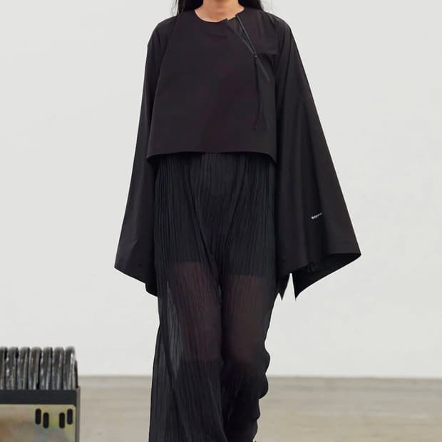 Pertex Bell Sleeve Poncho (Black)