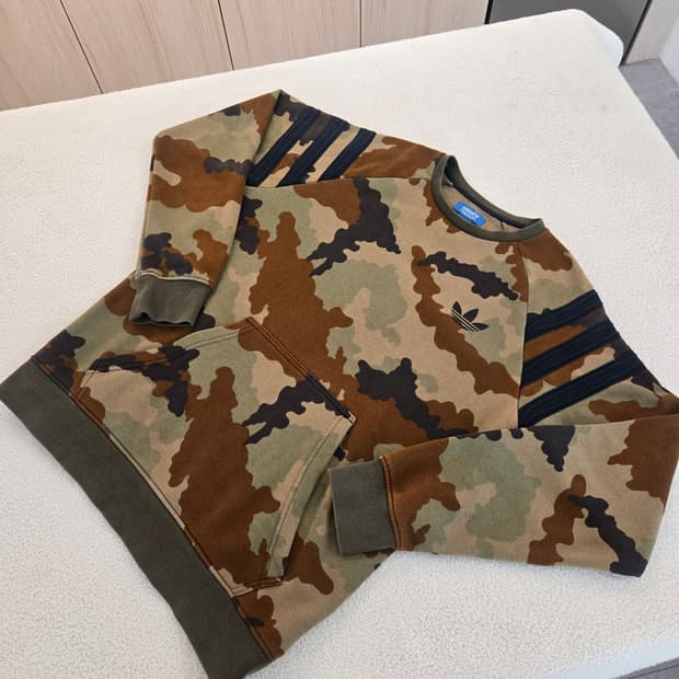 아디다스 카모플라쥬  맨투맨 110