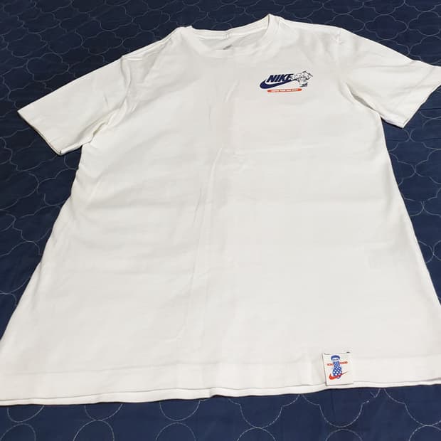 나이키 NSW 그래픽 반팔티 화이트 (S)