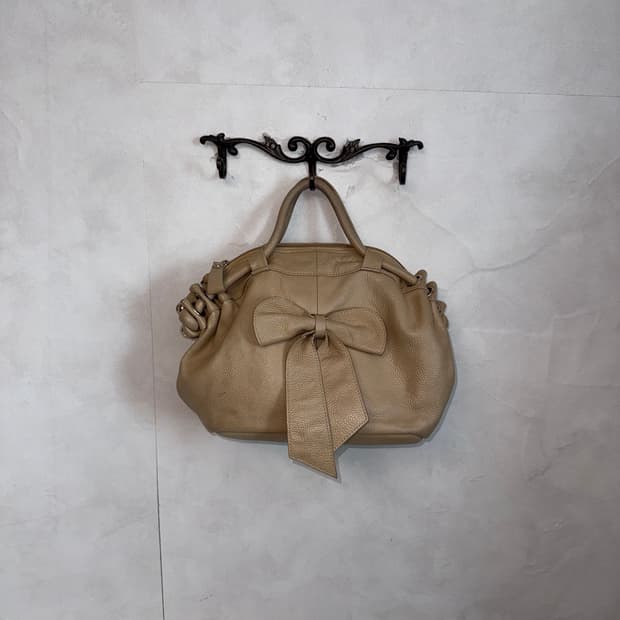 Beige shirring ribbon hand bag