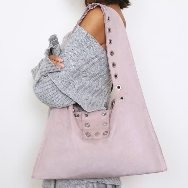 폴리수엠 아일렛 스웨이드 숄더백 핑크