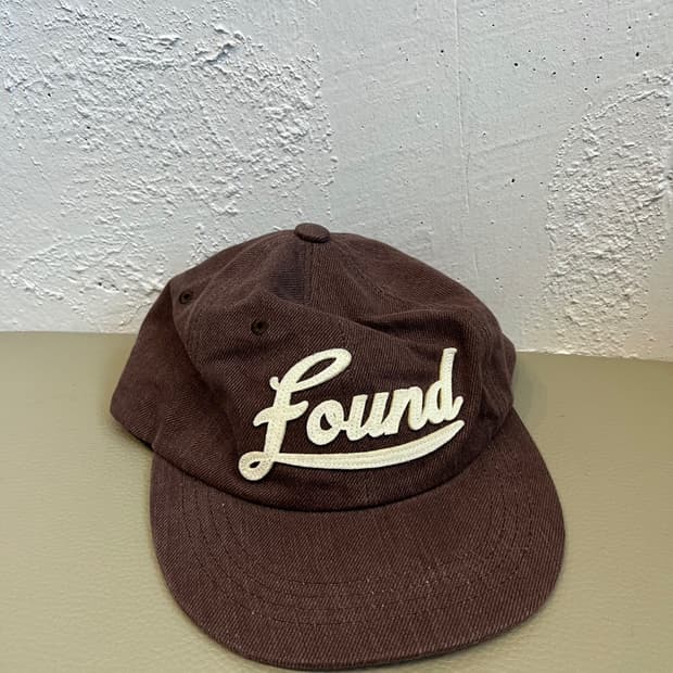 휴먼앤캣 파운드 아플리케 로고 플랫 브림 캡 모자