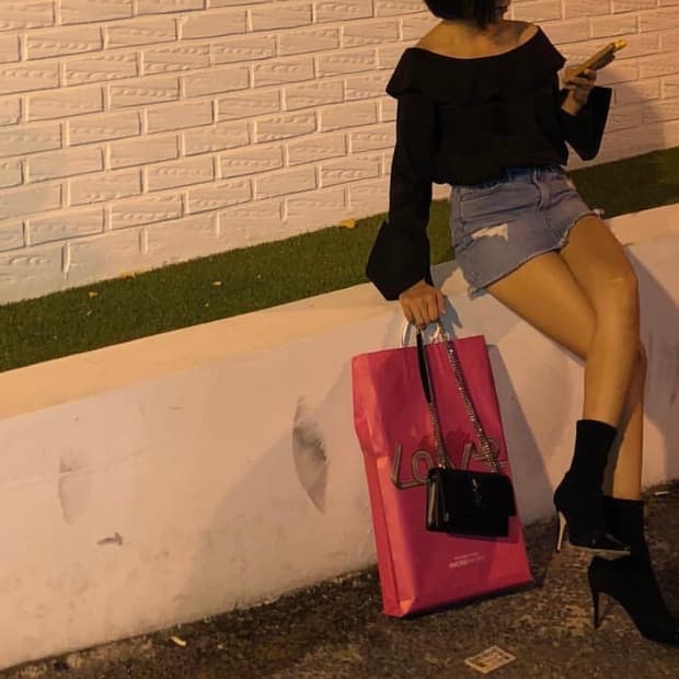 아레스엠 블랙 오프숄더 셔츠