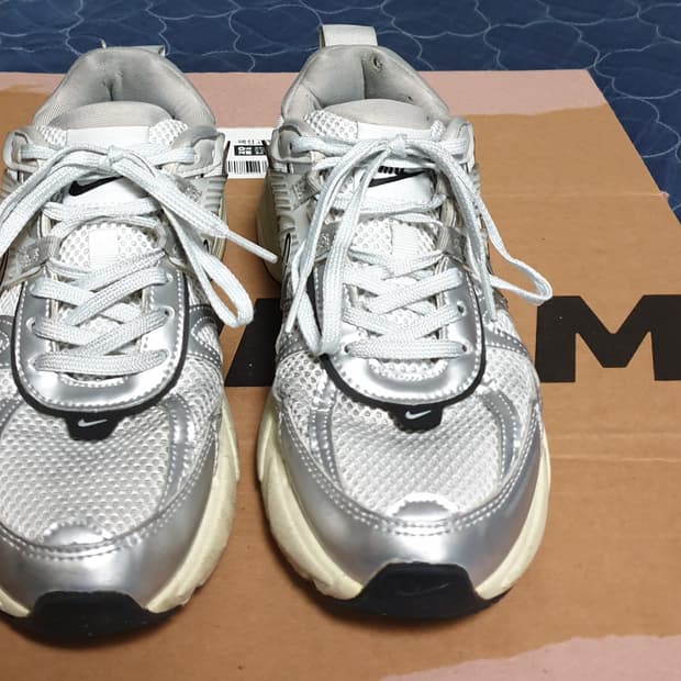 나이키 V2K런 서밋화이트 메탈릭 실버 (235)