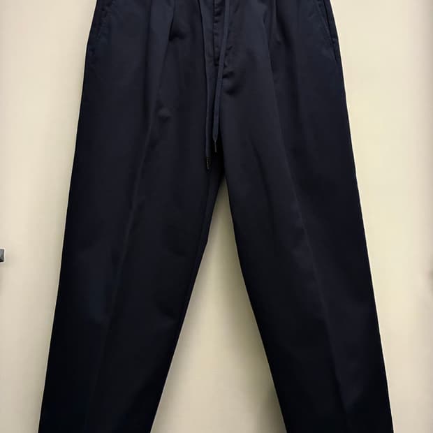 (2/30~34)어나더오피스 코튼 투턱 스트링 치노팬츠 다크네이비