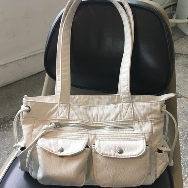 아워캐비넷 화이트 숄더백 tail shoulder bag