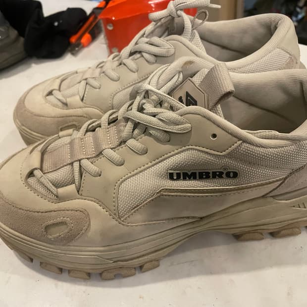 엄브로운동화 270