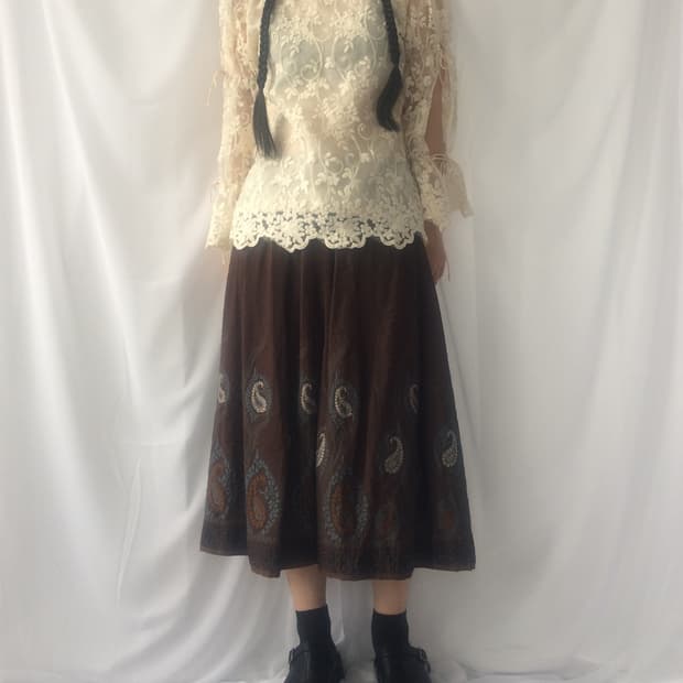 Tied point ornament pattern blouse