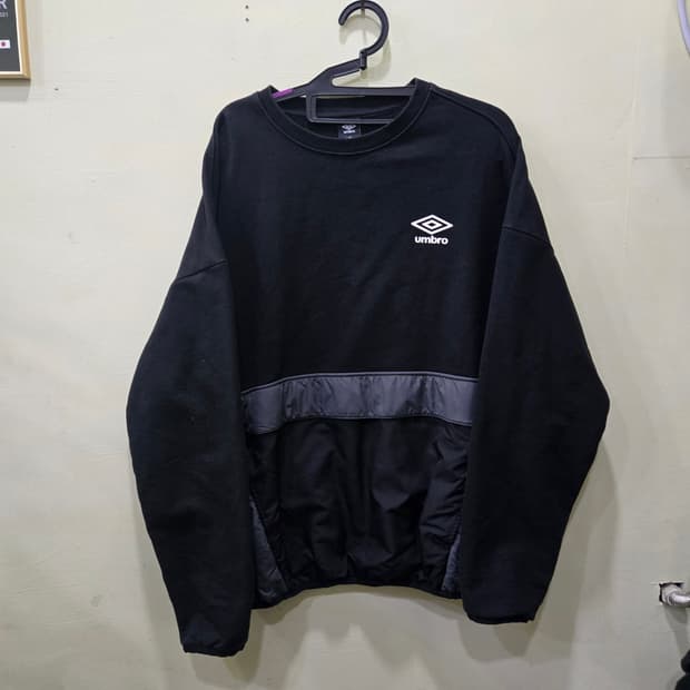 엄브로 하이브리드 피스테 맨투맨 블랙 (100)