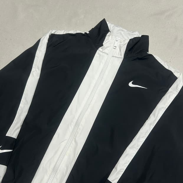 M 나이키 화이트 블랙 배색 크롭 바람막이