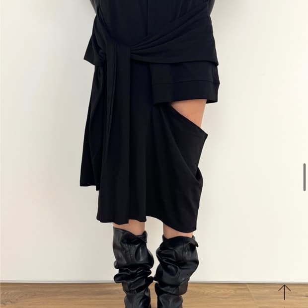 Veining 컷 오프 미디 스트랩 스커트 블랙