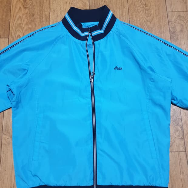 1137 아식스 운동복 바람막이 105 사이즈입니다
