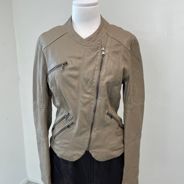 베아트리스 이태리 사선 집업 레더 재킷