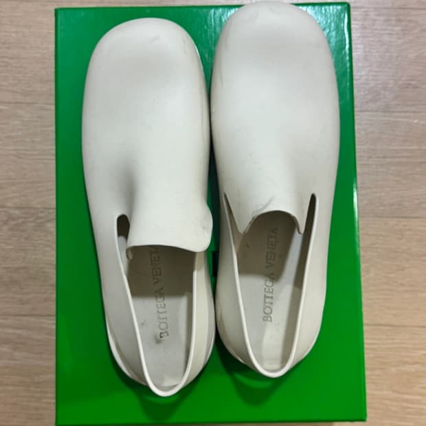 보테가 베네타 퍼들 셔링 러버 슬링백 샌들