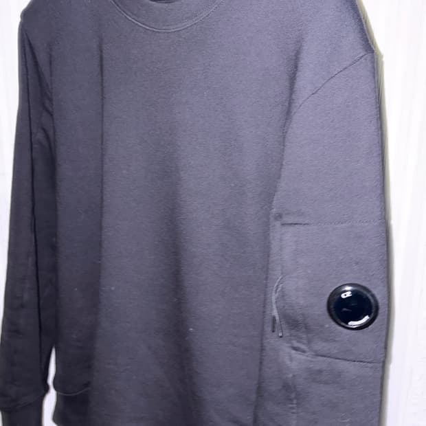 C.P.  컴퍼니 렌즈 와펜 맨투맨 블랙