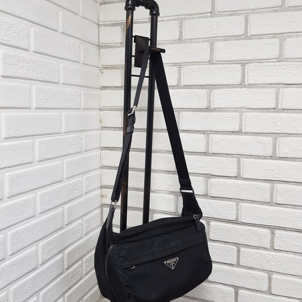 [정품] 프라다 바이커백 미디움