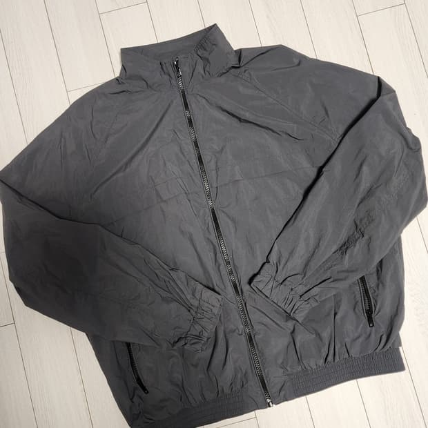 지오다노 윈드브레이커 우븐 바람막이 자켓 사이즈100(L)

여러 중고사