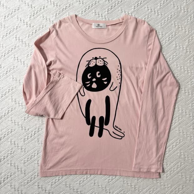 네넷 물개 탈을 쓴 고양이 캐릭터 프린팅 롱 슬리브 티