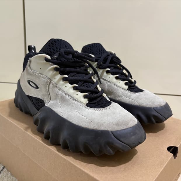 오클리 x 브레인데드 찹쏘우 아이보리 260