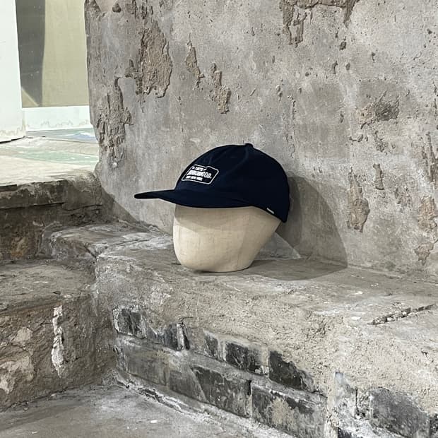 네이버후드 네이비 로고 자수 6 패널 대드 캡