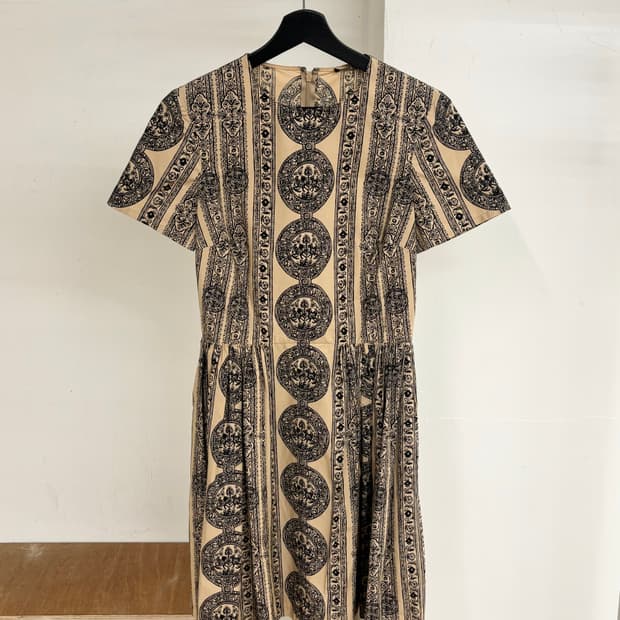 발렌티노 베이지 블랙 코인 메달리온 프린트 밤볼리나 드레스