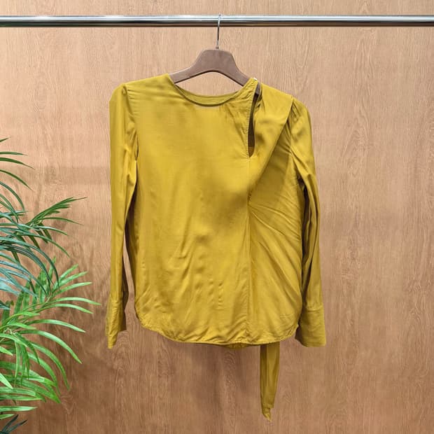 더캐시미어 언밸런스 원숄더 드레이프 슬리브 블라우스 루즈핏 머스타드