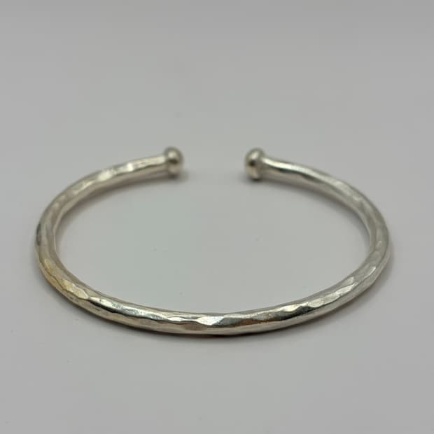 해머링 925 실버 오픈 뱅글 팔찌