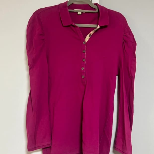 버버리 자주색 티