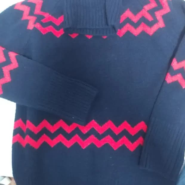 진남색 지그재그 패턴 터틀넥 니트 F