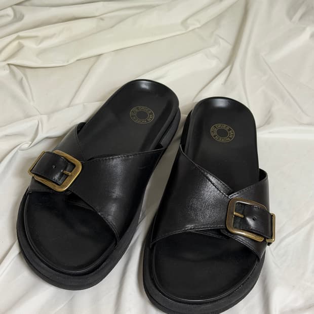 드리스 반 노튼 블랙 레더 버클 샌들