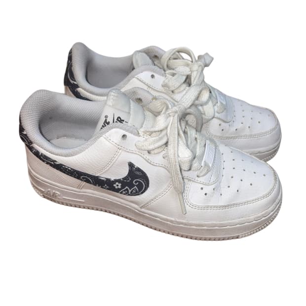 나이키 에어포스 1 '07 에센셜 페이즐리 스우시 화이트 블랙