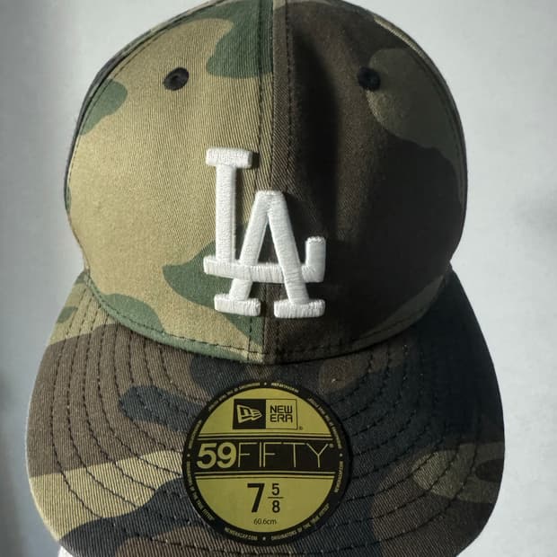 뉴에라 MLB LA 다저스 베이직 피티드캡 우드랜드 카모
