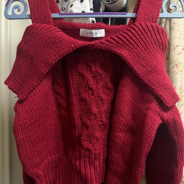 버건디 오프숄더 니트