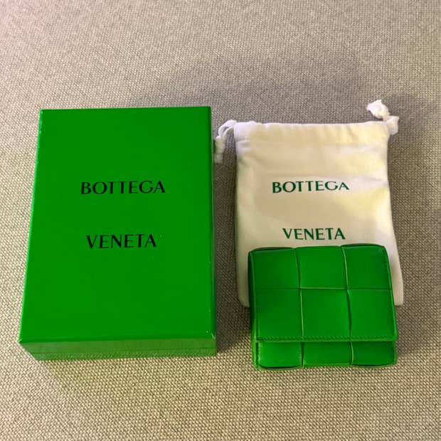 보테가 베네타 카세트백 트라이폴드 지퍼 지갑 패러킷