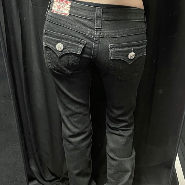 [26] low-rise black jeans