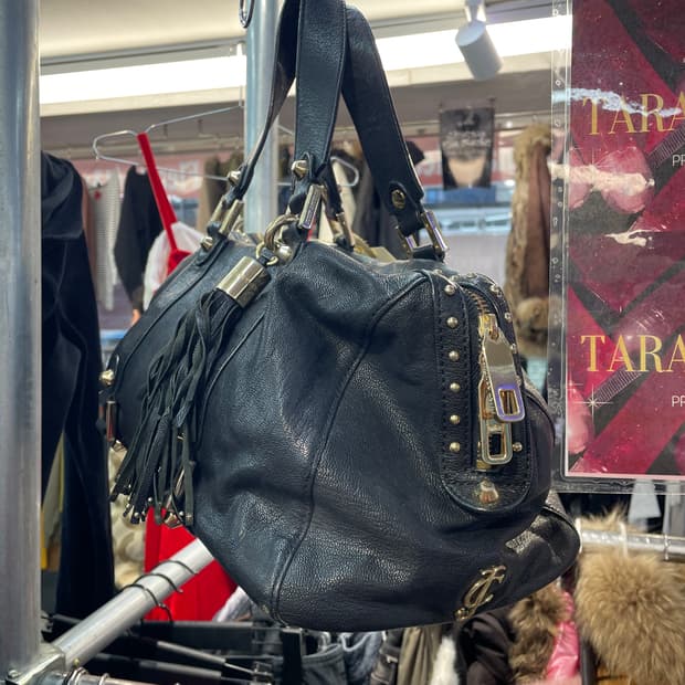 쥬시꾸띄르 염소가죽 스터드백