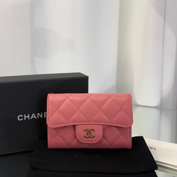 샤넬 클래식 카드 홀더 그레인드 카프스킨 & 골드 메탈 유광핑크