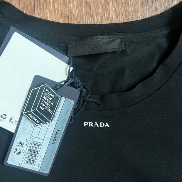 프라다 로고 반팔티