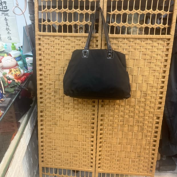 정품 프라다 나일론 숄더백 팝니다