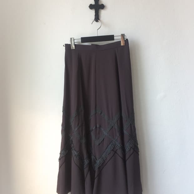 Lace trimming point long skirt