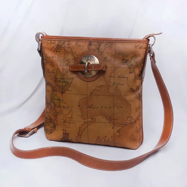 프리마 클라쎄 (Made in italy) 시그니쳐 고지도 플랫 크로스백